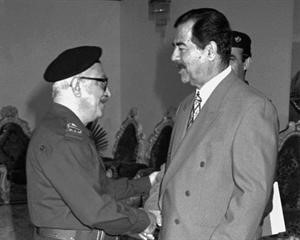 صورة ارشيفية لطارق عزيز مع المقبور صدام حسين﻿