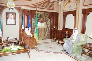 سمو ولي العهد الشيخ نواف الاحمد مستقبلا الشيخ محمد الخالد﻿