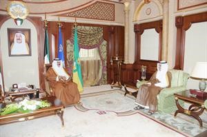 سمو ولي العهد خلال لقائه حسين الحريتي﻿