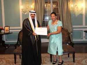 سمو رئيس الوزراء الشيخ ناصر المحمد يسلم الحاكم العام لانتيغوا وبربودا لويز ليك تاك رسالة الامير﻿