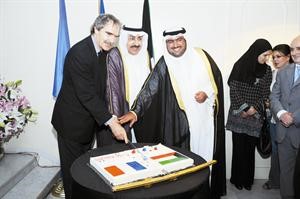 الشيخ علي العبدالله والشيخ ثامر العلي يشاركان السفير الفرنسي تقطيع كعكة الحفل
