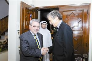 السفير العراقي محمد حسين بحر العلوم مهنئا السفير الفرنسي
﻿