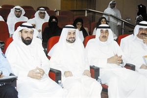 وزير الاشغال ووزير البلدية دفاضل صفر وماحمد الصبيح خلال ورشة العمل