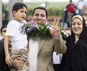 العالم الايراني شهرام اميري لدى وصوله الى طهران وفي استقباله زوجته وابنه 	رويترز﻿