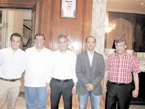 المستشار بدر المنيخ مع بعض الحضور في حفل تكريمه
