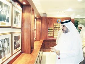 علي الدقباسي خلال جولة في جمعية الهلال الاحمر﻿
