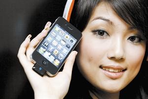 عارضة يابانية ترفع اي فون 4 خلال معرض الكترونيات في اليابان 	رويترز﻿