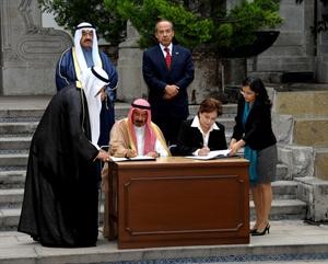 الشيخ دمحمد الصباح ونظيره المكسيكي يوقعان الاعلان المشترك