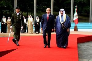 الرئيس فيليب كالديرون وسمو رئيس الوزراء الشيخ ناصر المحمد خلال مراسم الاستقبال الرسمية
