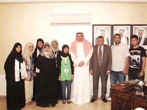 الشيخ فيصل الحمود خلال لقائه وفد جمعية طلبة الصيدلة﻿