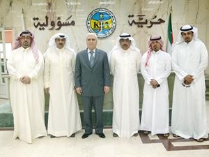 السفير السوري بسام عبدالمجيد متوسطا الزملاء عدنان الراشد ودهيران اباالخيل وجاسم كمال ومنصور العجمي ومشاري العلوش﻿