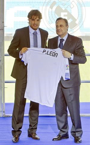 رئيس ريال مدريد فلورنتينو بيريز يقدم فانيلة الملكي الى لاعبه الجديد بدرو ليون			اپ