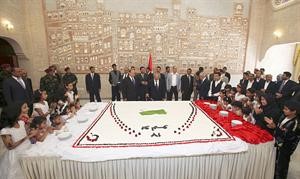 الرئيس اليمني علي عبدالله صالح يقطع الكعكة خلال الاحتفال بالذكرى 32 لتسلمه الرئاسة رويترز
﻿