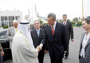 سمو رئيس الوزراء مصافحا مودعيه لدى مغادرته المكسيك