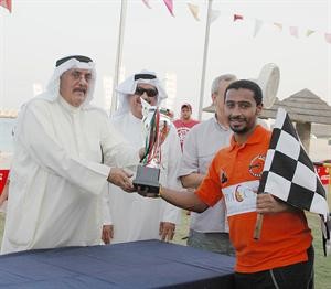 سعود الشريفي يستلم الكاس من اللواء فهد الفهد