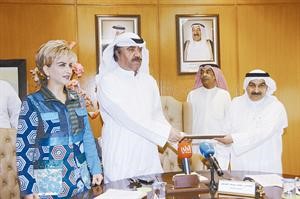 فيصل الصديقي وحامد المشاري يتبادلان عقد الانشاء