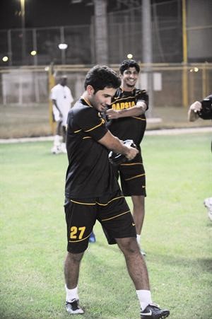 حمد العنزي ومساعد ندا خلال التدريبات 