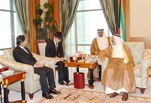 صاحب السمو الامير الشيخ صباح الاحمد خلال لقائه السفير الياباني ماساتوشي موتو
