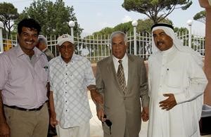 ناصر الساير ويوسف السالم مع عبدالله السيف وابنه نائل
﻿
