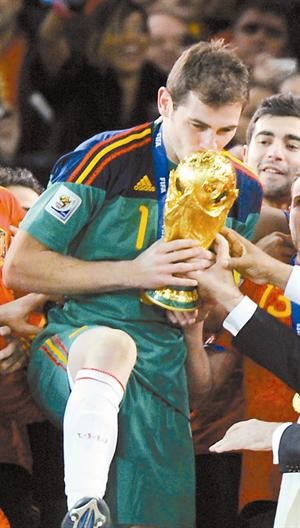 النجم الاسباني ايكر كاسياس رافعا كاس العالم 2010﻿