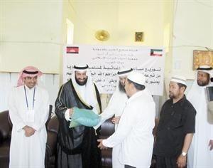 دعلي العمير خلال توزيع المساعدات