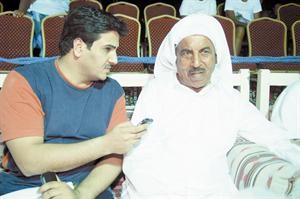 النوخذة خليفة الراشد متحدثا للزميل حمد العنزي
