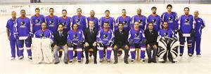 رئيس لجنة هوكي الجليد فهيد العجمي مع لاعبي واداريي المنتخب الوطني لهوكي الجليد في مشاركته الاخيرة في هونغ كونغ﻿