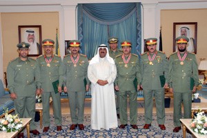 الشيخ مشعل الاحمد متوسطا قادة الحرس عقب تقليدهم وسام الدفاع الوطني