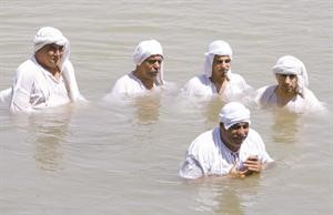 رجال من طائفة الصابئة في العراق يشاركون في الاحتفال بعيد راس السنة حسب تقويمهم في بغداد	افپ﻿