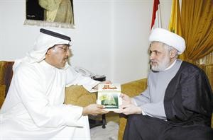 نائب امين عام حزب الله الشيخ نعيم قاسم يهدي نائب رئيس التحرير الزميل عدنان الراشد كتابه حزب الله