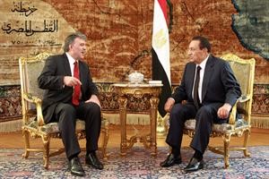 الرئيس المصري حسني مبارك مستقبلا نظيره التركي عبدالله غول في القاهرة امس 	افپ﻿