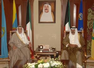 سمو ولي العهد الشيخ نواف الاحمد خلال لقائه عبدالعزيز العدساني﻿