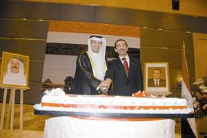 دبدر الشريعان والسفير طاهر فرحات يقطعان كعكة الاحتفال فريال حماد
