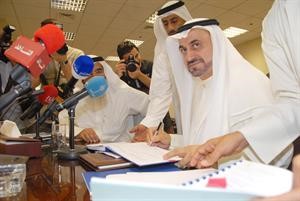 دفاضل صفر خلال توقيعه العقود
