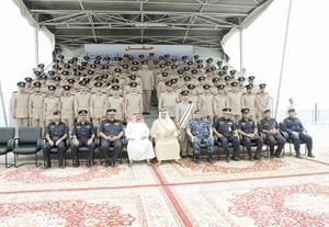 الشيخ جابر المبارك والفريق غازي العمر والفريق سليمان الفهد واللواء فهد الشرقاوي واللواء سيف السيف في صورة جماعية مع الخريجين كرم دياب