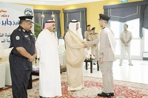 الشيخ جابر المبارك مكرما احد الخريجين