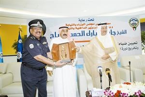اللواء فهد الشرقاوي مكرما الشيخ جابر المبارك