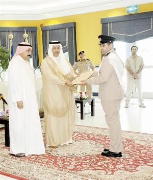 تكريم احد الخريجين
