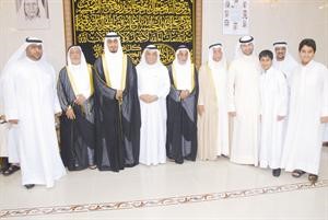 المعرس مع الاهل في لقطة تذكارية﻿