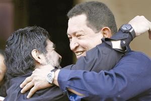 الاسطورة الارجنتينية دييغو مارادونا يحتضن الرئيس الفنزويلي هوغو تشافيز 			رويترز
﻿