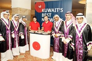مجموعة من الخريجين يتسلمون هدية التخرج من الوطنية للاتصالات﻿