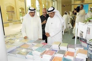 دبدر الرفاعي خلال جولة في المعرض
