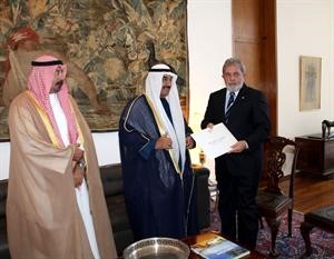 سمو رئيس الوزراء الشيخ ناصر المحمد يسلم الرئيس البرازيلي رسالة صاحب السمو بحضور الشيخ دمحمد الصباح