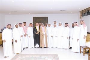 العميد متقاعد غالب السعدون وباني السعدون يتوسطان الحضور في ديوانية شاكر السعدون
