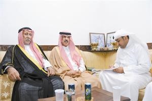غالب السعدون متحدثا الى الزميل محمد الدشيش بحضور باني السعدون انور الكندري