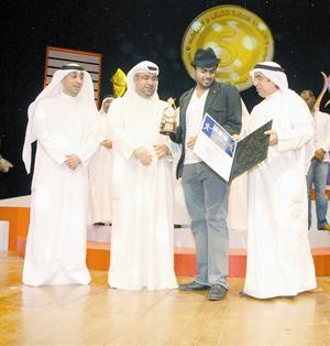 منصور اثناء تسلمه جائزة المسرح الشعبي في مهرجان الشباب الخامس عن مسرحية كمبيو والاصدقاء﻿