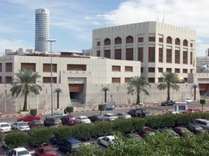 سياسة «المركزي» في امتصاص سيولة البنوك.. إلى متى؟