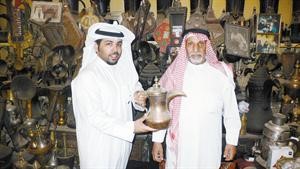 مونس العنزي يعرض احدى الدلال النادرة للزميل هاني الظفيري