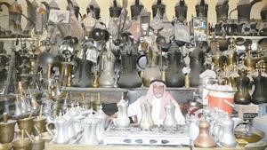 العنزي متوسطا الركن الاساسي في متحفه الشخصي