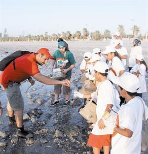 عدد من الاطفال المشاركين في الحملة التوعوية للجمعية الكويتية لحماية البيئة
﻿